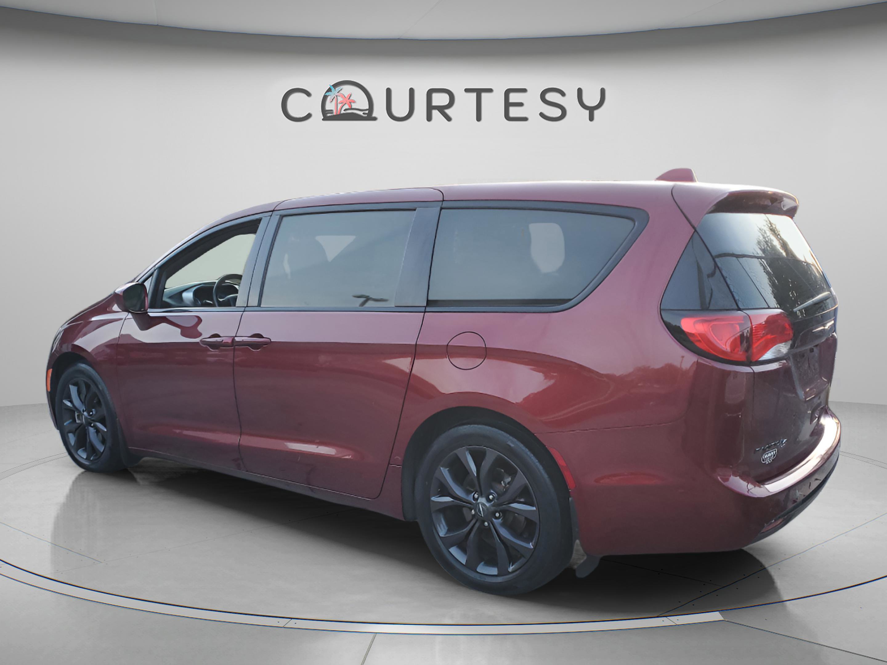 Used 2020 Chrysler Pacifica Touring w/ S Appearance Package FWD image 2