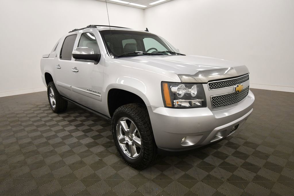 Used 2013 Chevrolet Avalanche LTZ AWD/4WD image 10