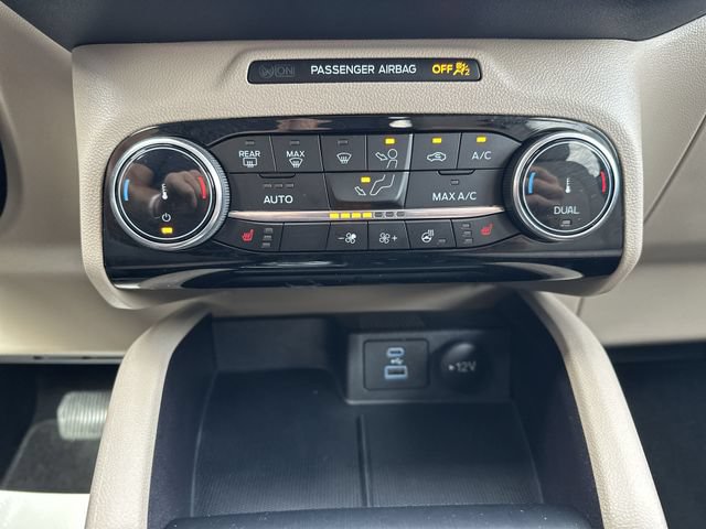 Used 2022 Ford Escape SE w/ SE Sport Appearance Package AWD/4WD image 19