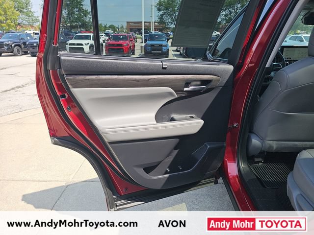 Used 2023 Toyota Highlander Platinum FWD image 34