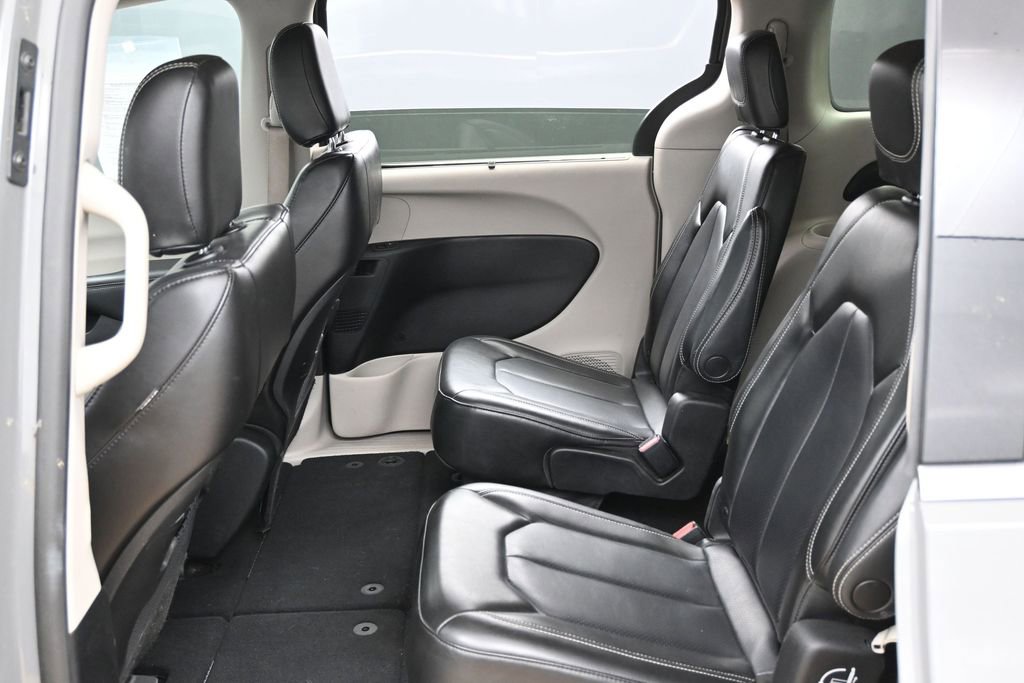 Used 2023 Chrysler Pacifica Touring-L FWD image 19