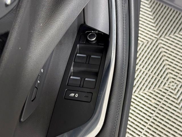 Used 2020 Jaguar XE S RWD image 28