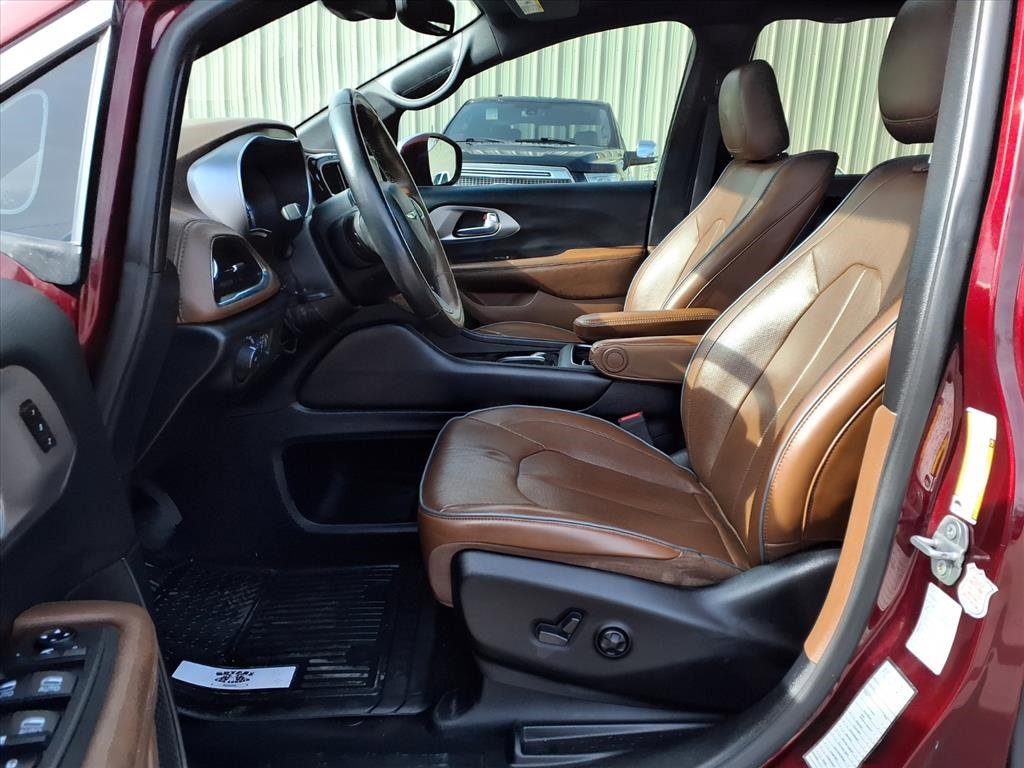 Used 2021 Chrysler Pacifica Limited w/ Uconnect Theater Family Group image 9