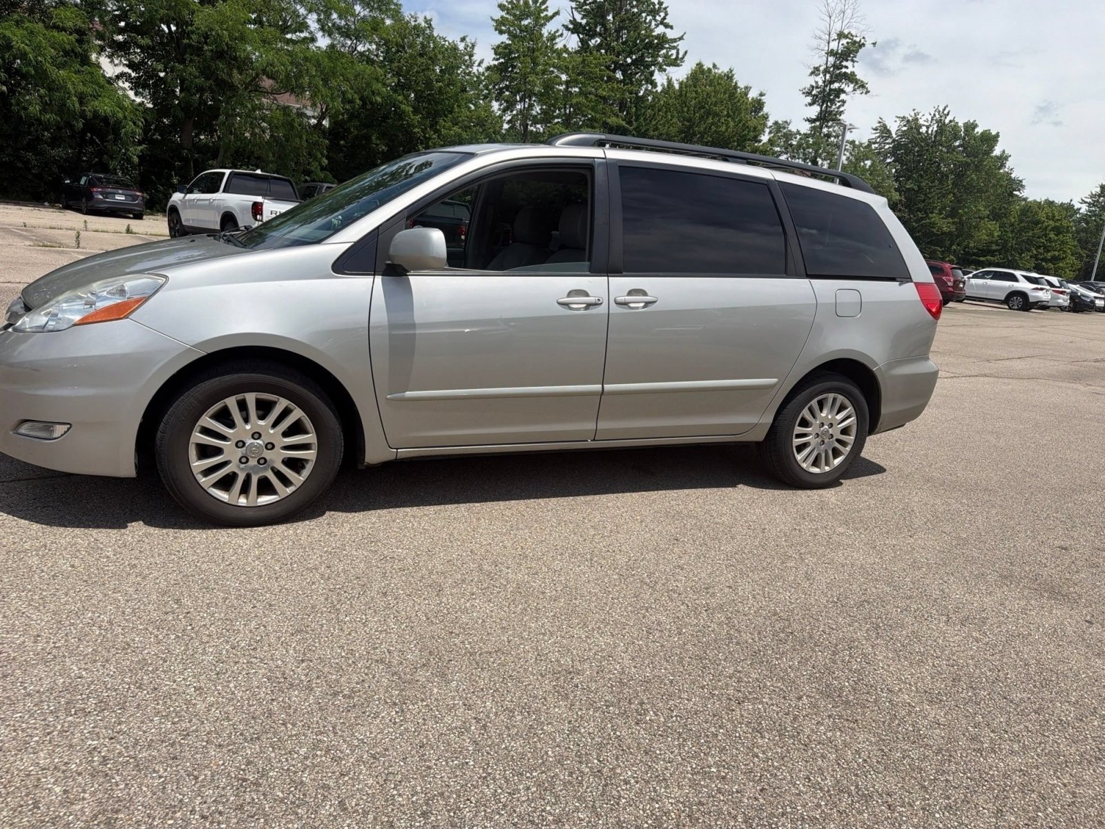 Used 2010 Toyota Sienna XLE FWD image 22