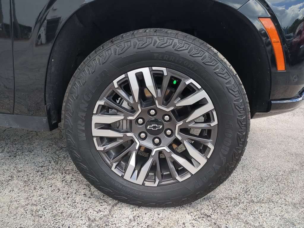 Used 2025 Chevrolet Suburban Z71 AWD/4WD image 11