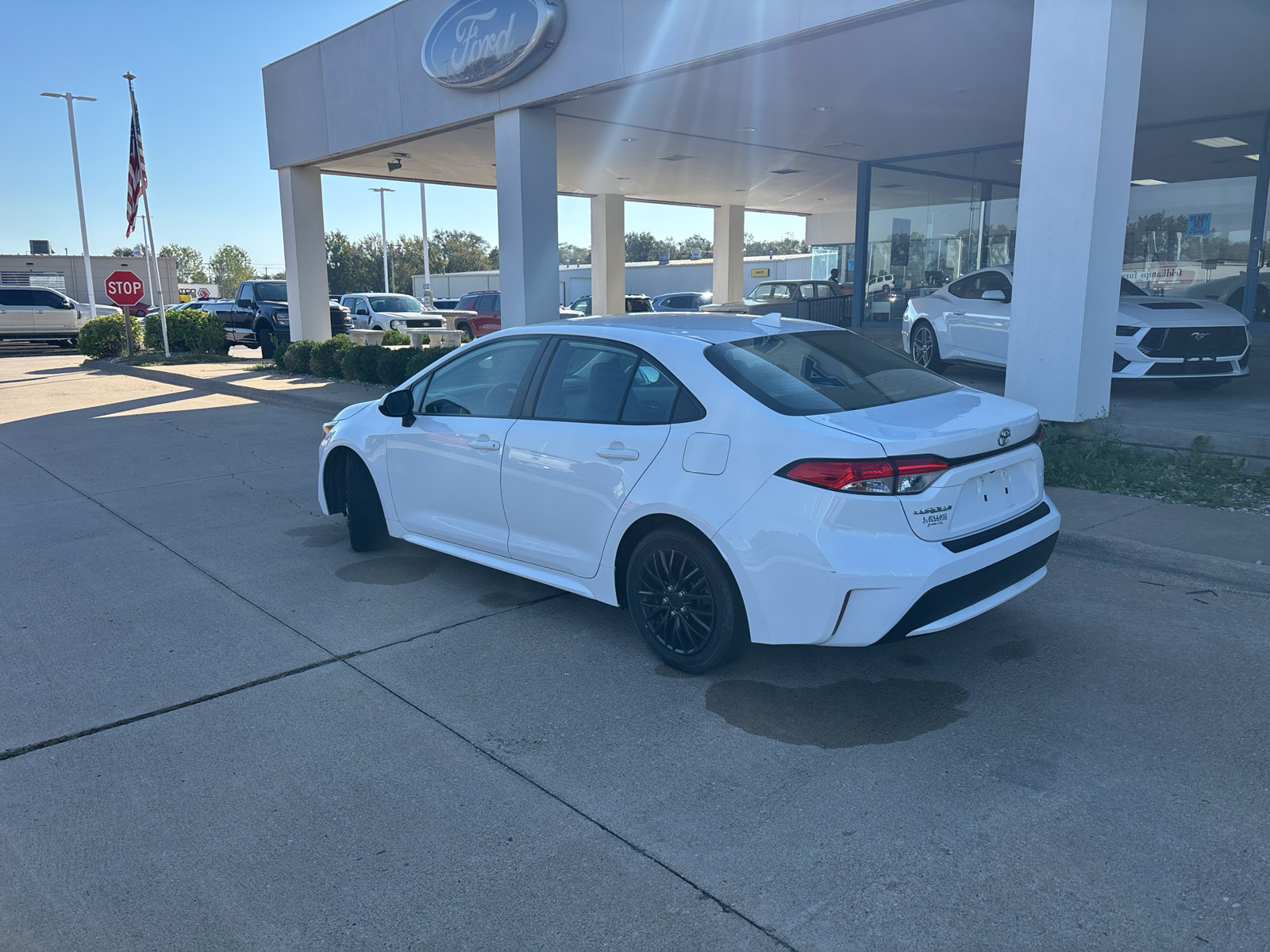 Used 2020 Toyota Corolla LE w/ Carpet Mat Package (TMS) FWD image 9