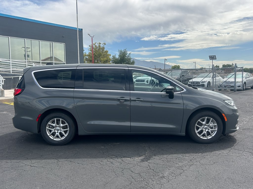 Used 2025 Chrysler Pacifica Select FWD image 2