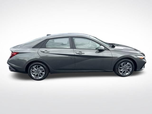 Used 2024 Hyundai Elantra SEL FWD image 7