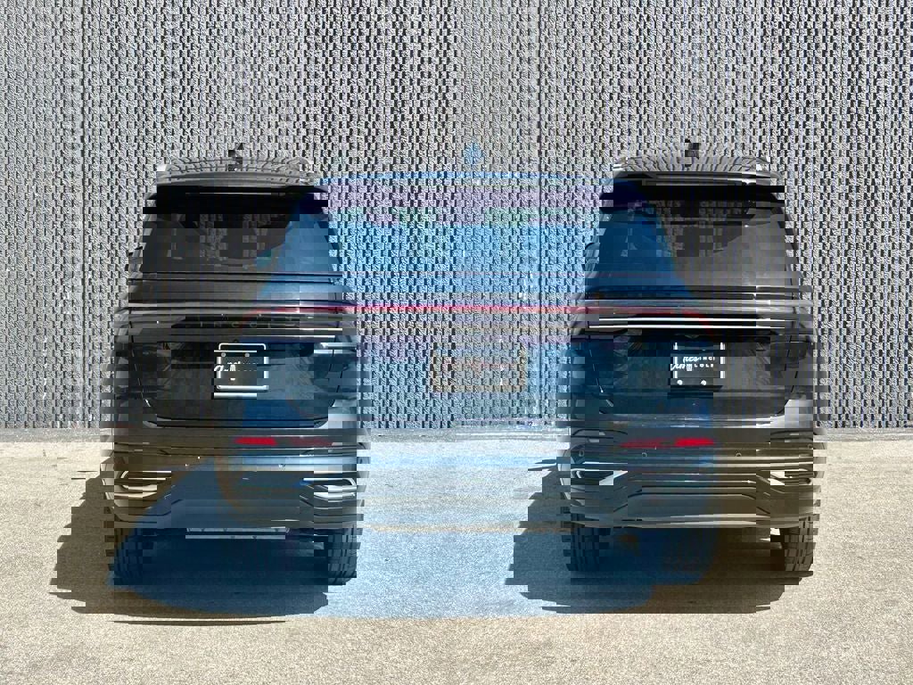 Used 2025 Lincoln Nautilus Reserve AWD/4WD image 5