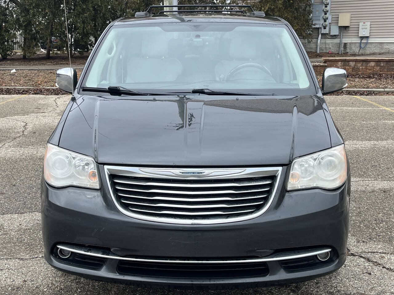 Used 2012 Chrysler Town & Country Limited w/ Luxury Group FWD image 2