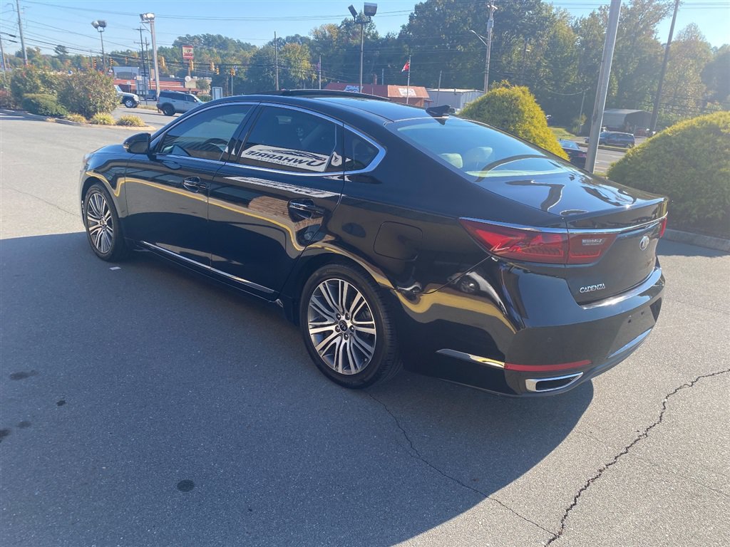 Used 2017 Kia Cadenza Premium w/ Luxury Package FWD image 4