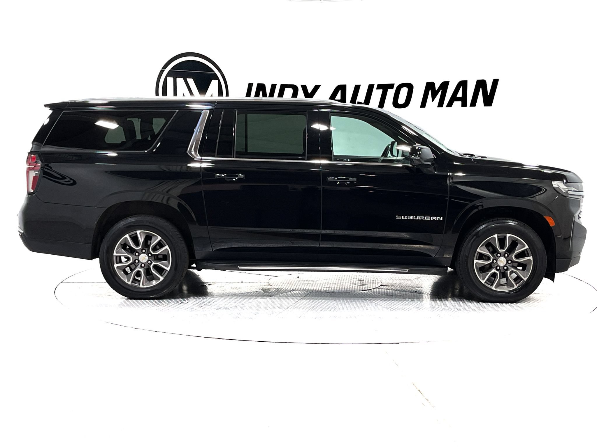 Used 2021 Chevrolet Suburban LT w/ LT Signature Package AWD/4WD image 3