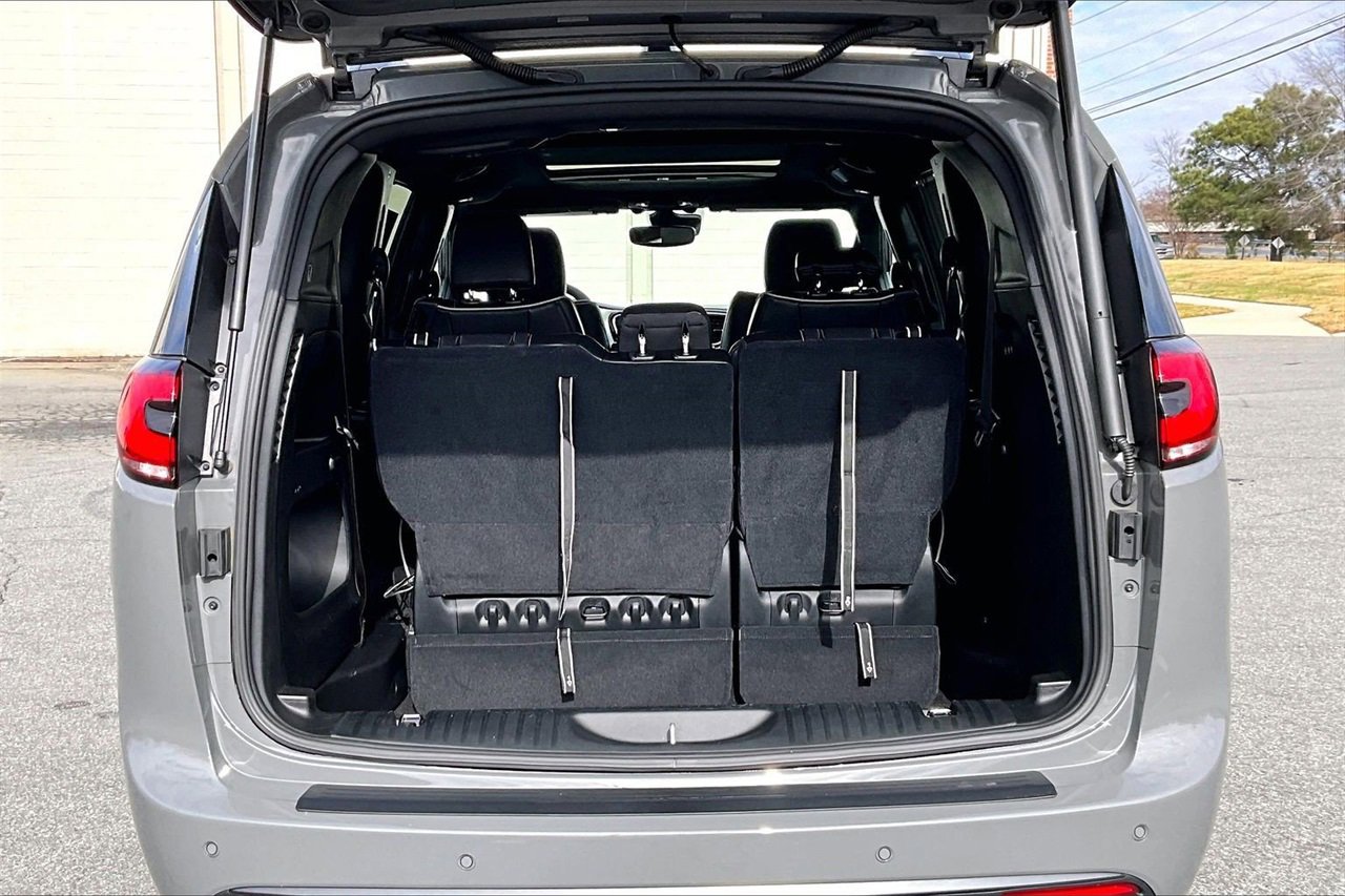 Used 2023 Chrysler Pacifica Limited w/ S Appearance Package image 26