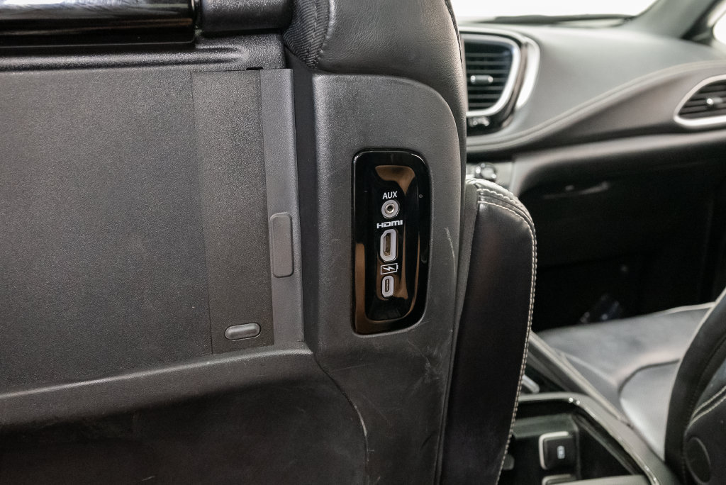 Used 2022 Chrysler Pacifica Limited w/ Uconnect Theater Family Group FWD image 34