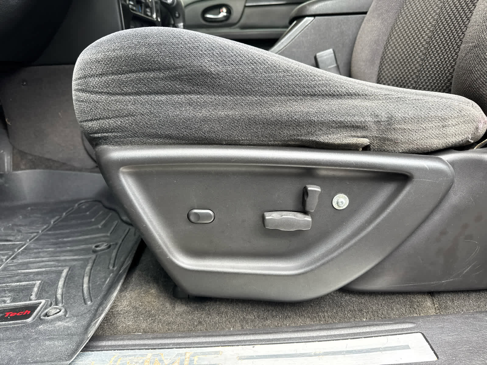 Used 2008 GMC Envoy SLE image 9