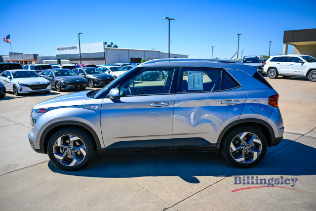 Used 2023 Hyundai Venue SEL FWD image 2