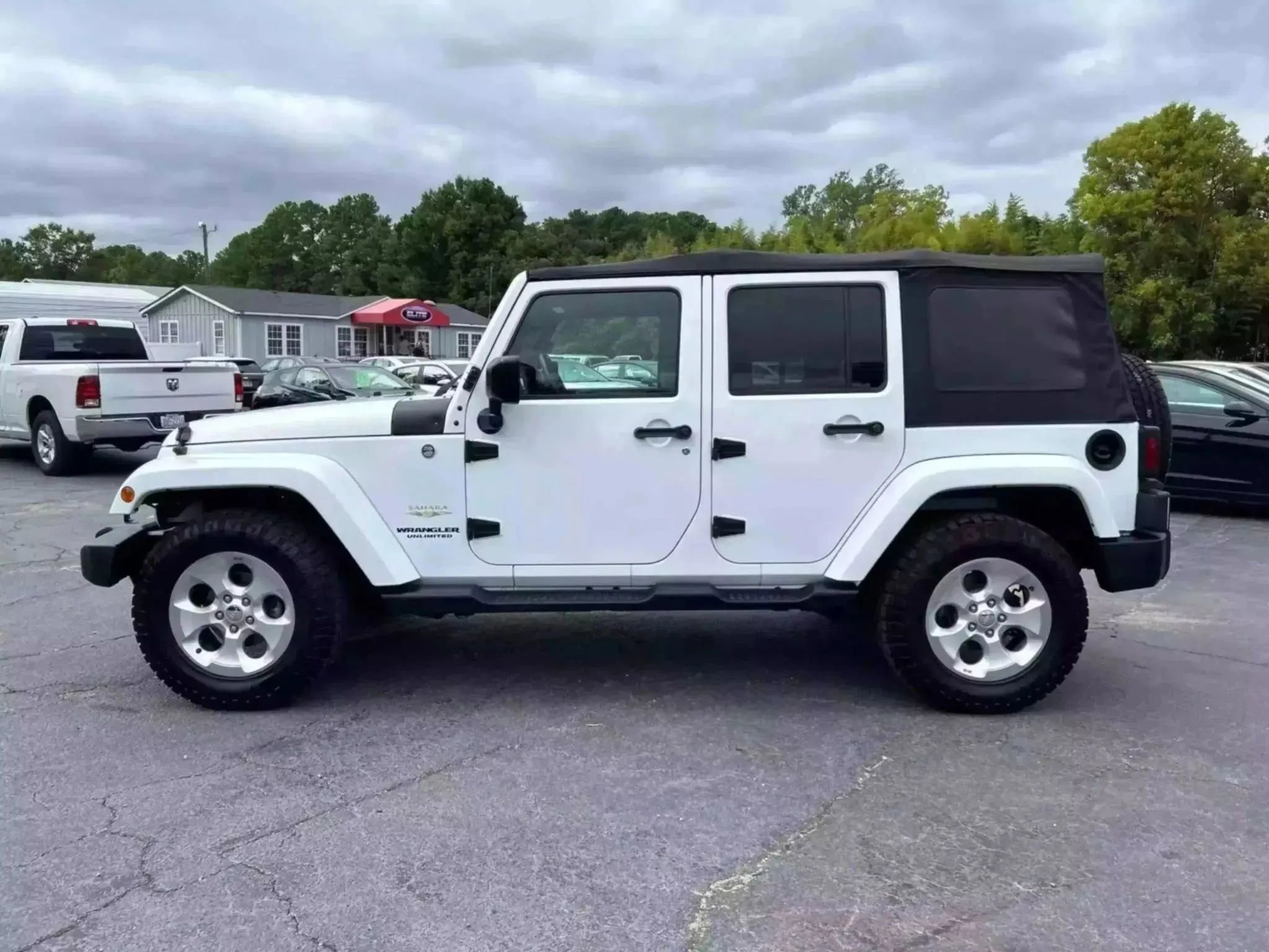 Used 2015 Jeep Wrangler Unlimited Sahara w/ Connectivity Group AWD/4WD image 8