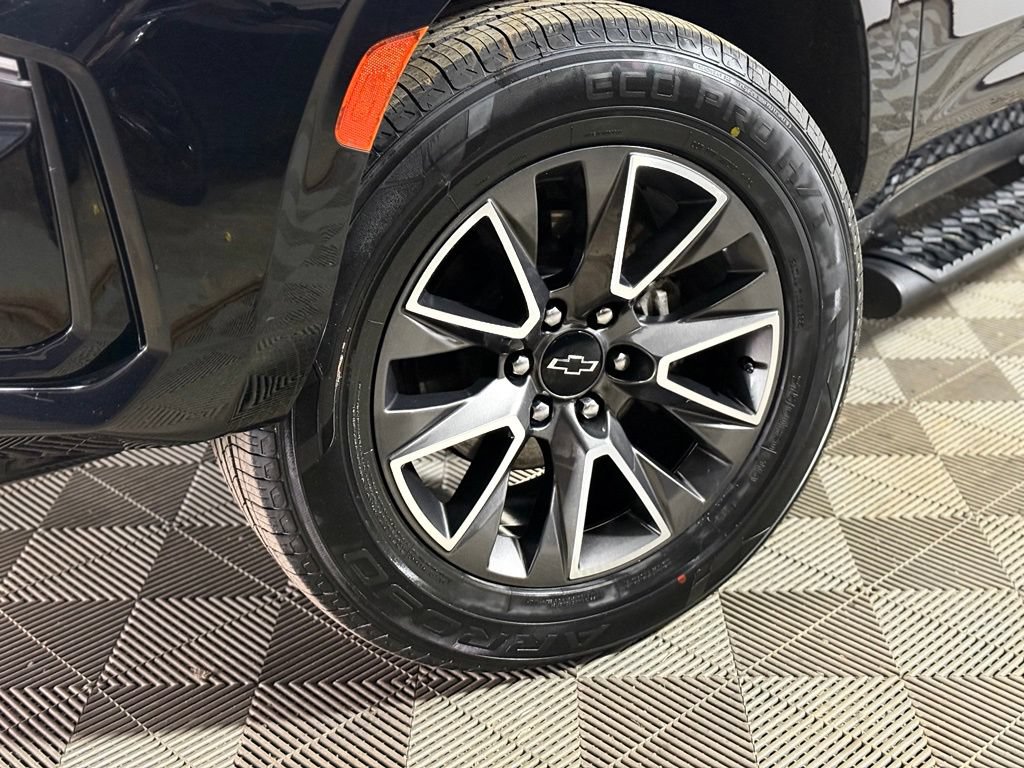 Used 2021 Chevrolet Tahoe Z71 w/ Luxury Package AWD/4WD image 2