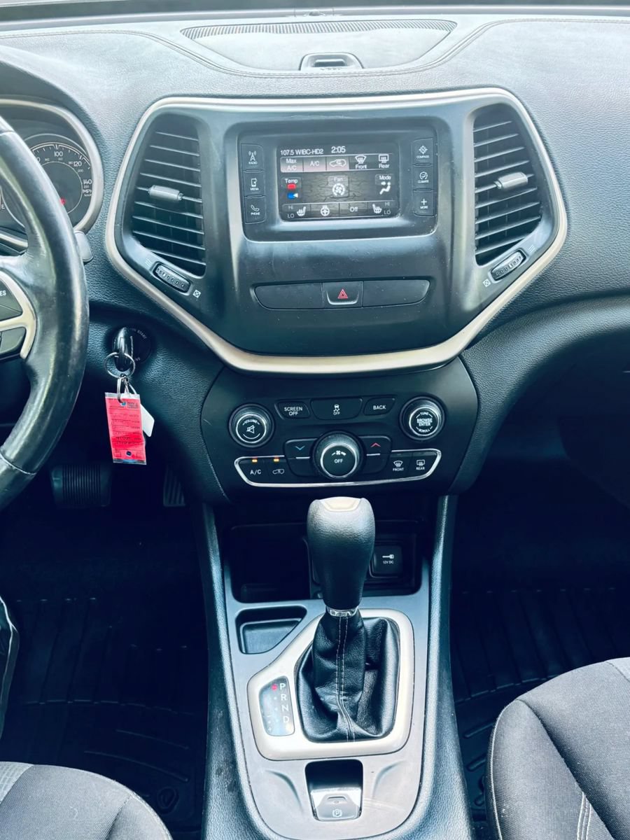 Used 2016 Jeep Cherokee Latitude w/ Cold Weather Group FWD image 17