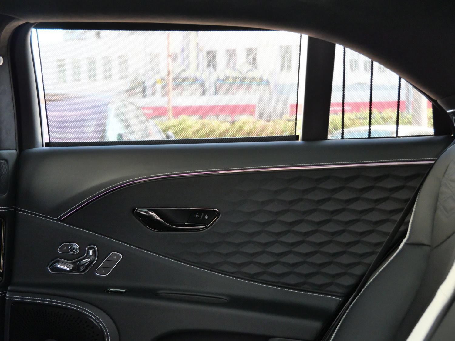 Used 2025 Bentley Flying Spur Plug-In Hybrid AWD/4WD image 14