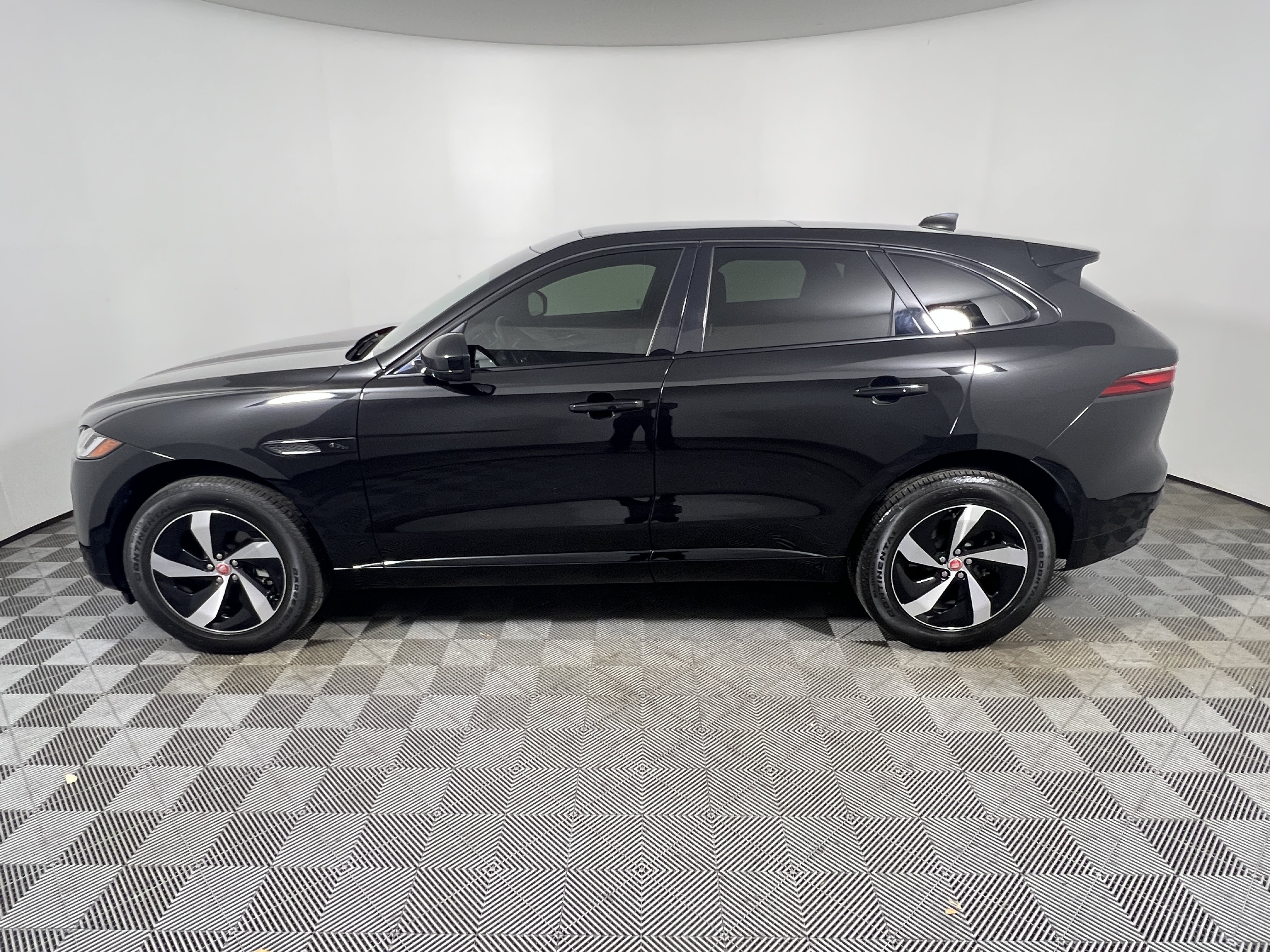 Used 2022 Jaguar F-PACE S AWD/4WD image 2