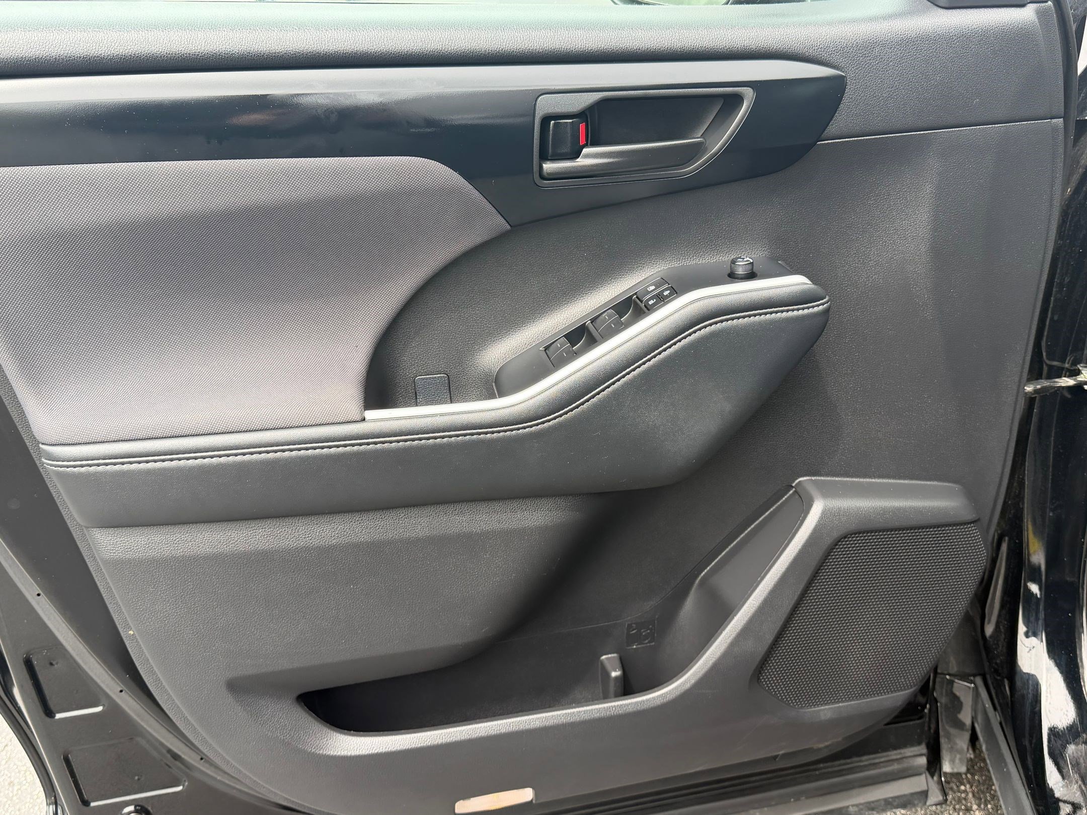 Used 2025 Toyota Highlander LE image 13