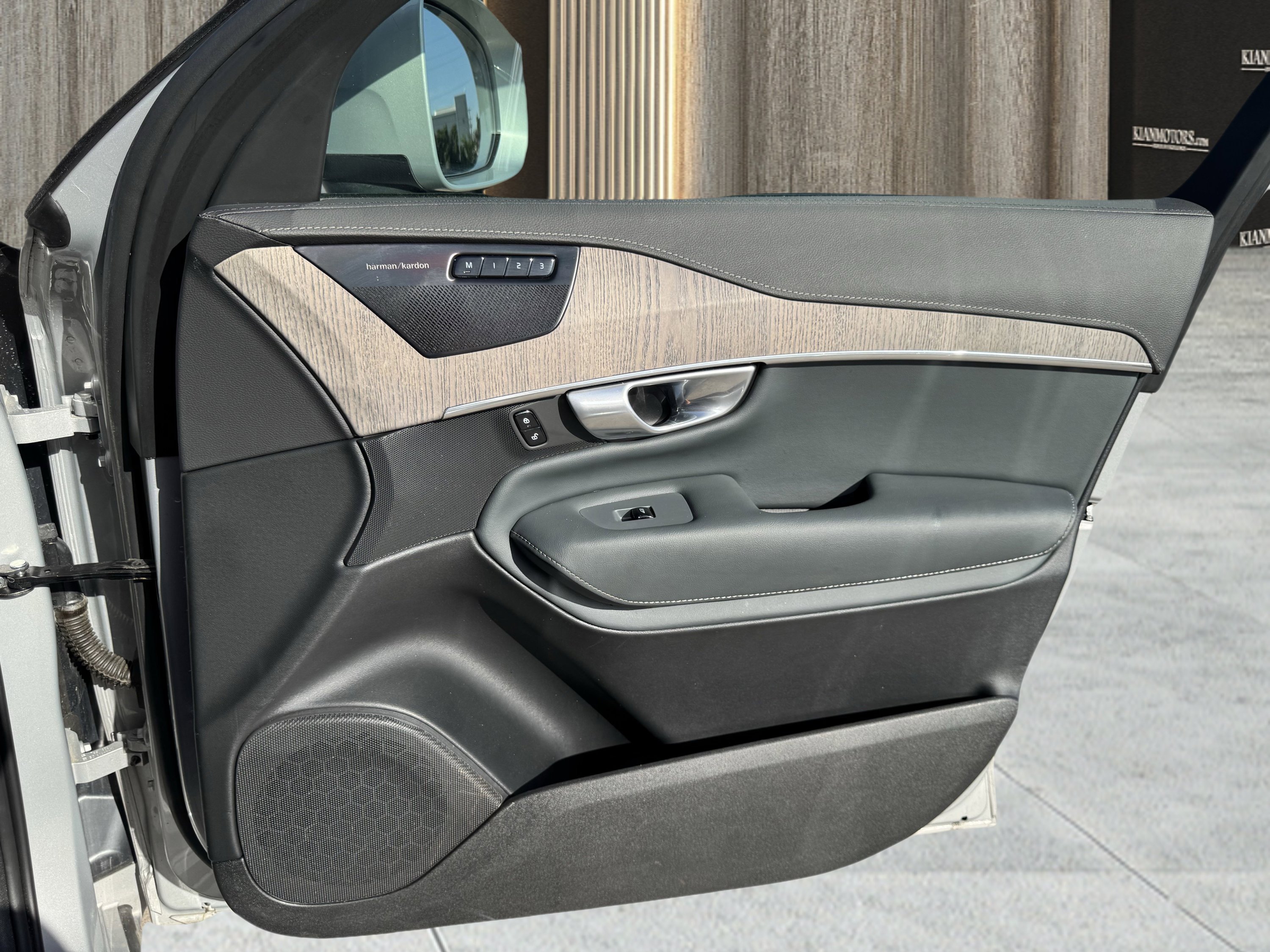 Used 2024 Volvo XC90 T8 Ultimate w/ Lounge Package image 68