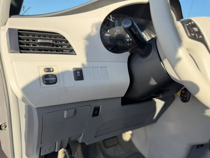 Used 2014 Toyota Sienna LE FWD image 10