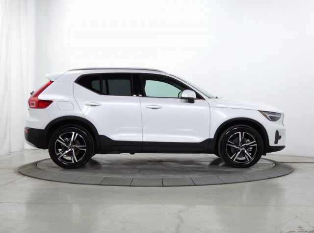 Certified 2025 Volvo XC40 B5 Core image 13