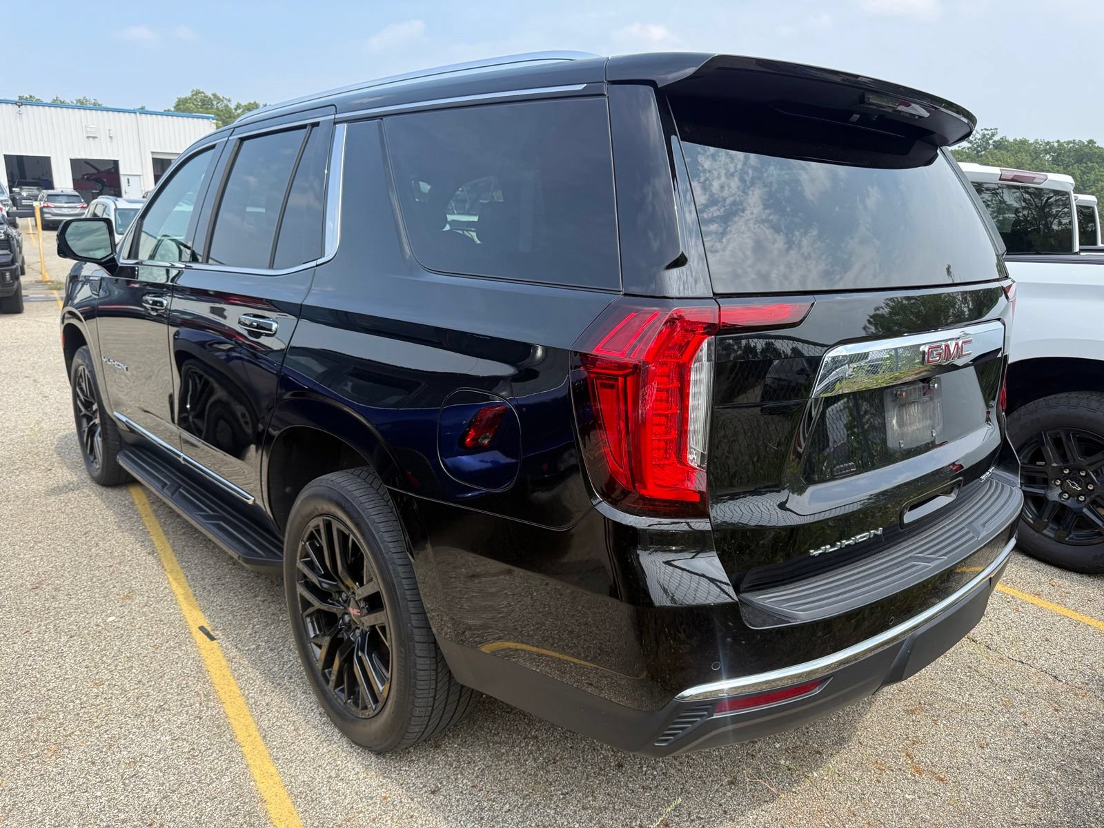 Used 2021 GMC Yukon SLT w/ SLT Luxury Package AWD/4WD image 4