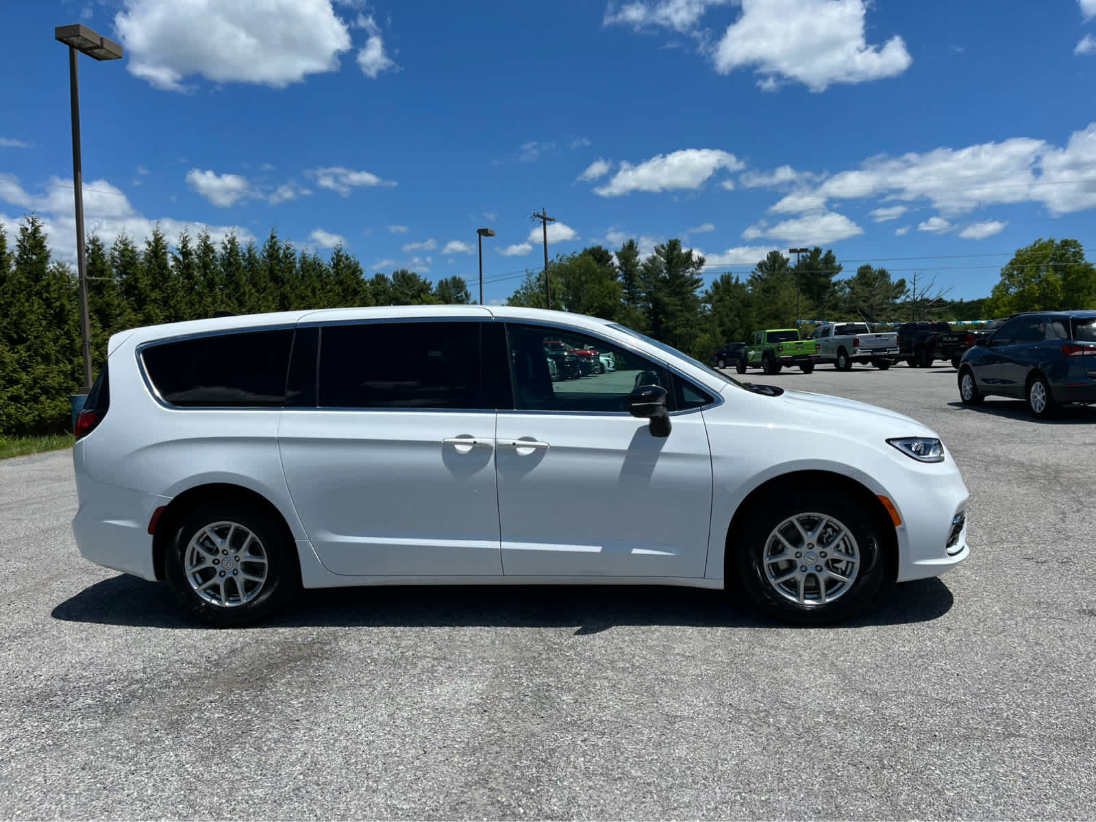 New 2026 Chrysler Pacifica Select FWD image 2