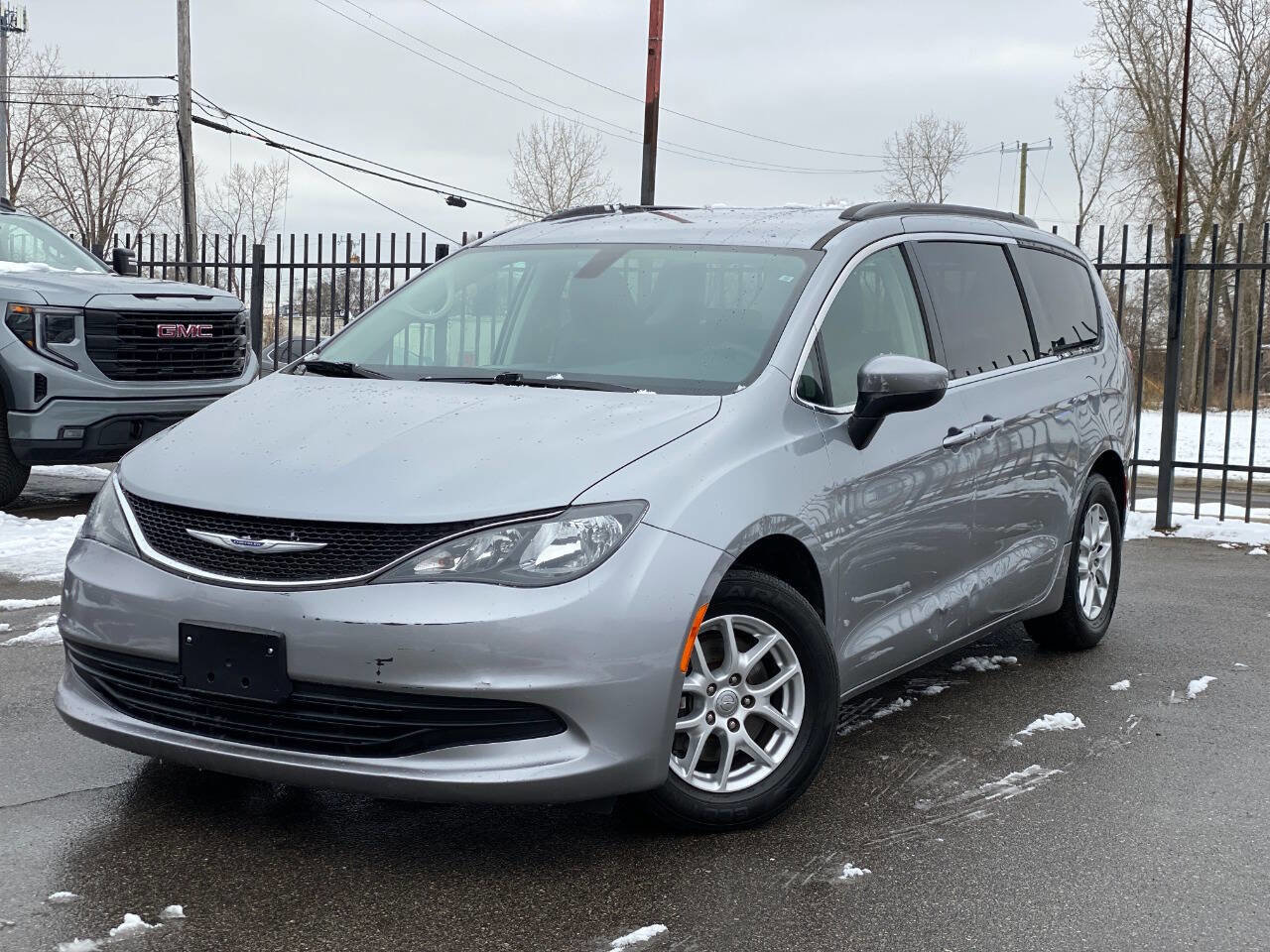 Used 2020 Chrysler Voyager Lxi FWD image 2