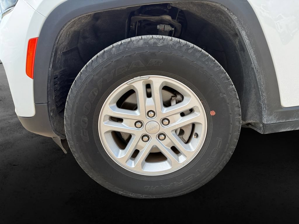 Used 2024 Jeep Grand Cherokee Laredo RWD image 13