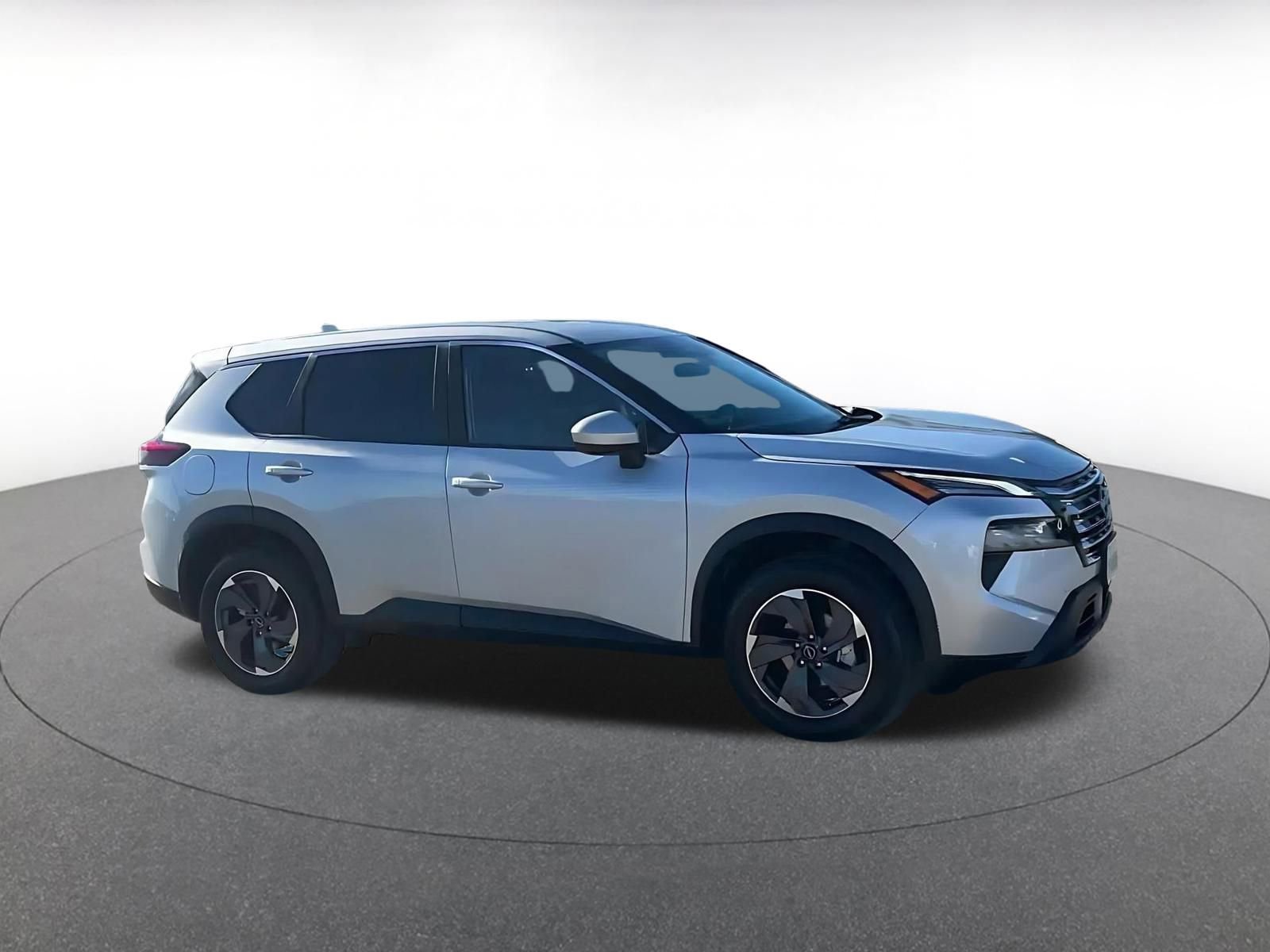 Used 2025 Nissan Rogue SV image 2