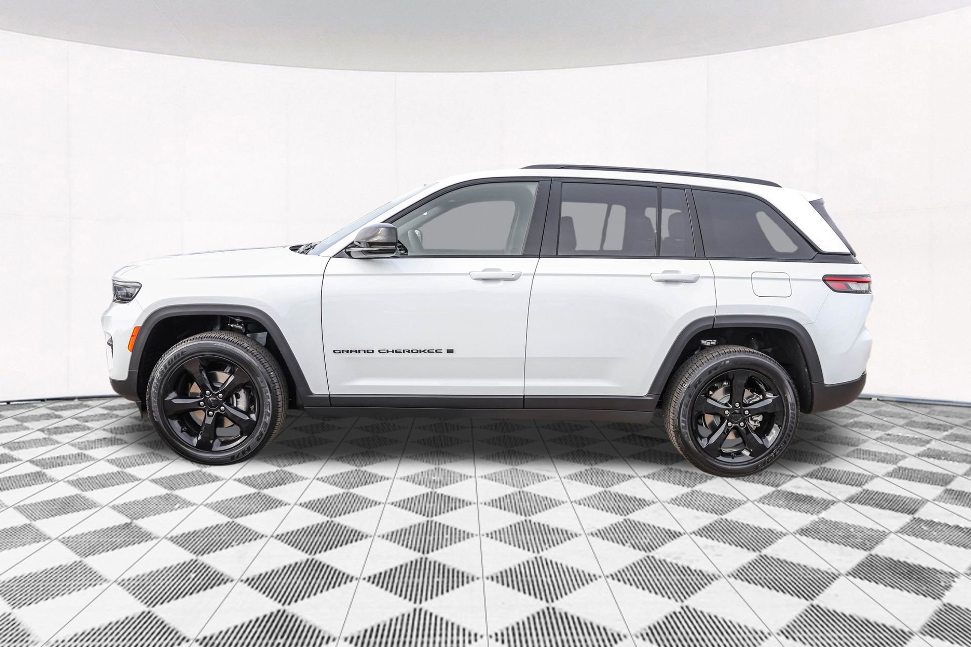 New 2025 Jeep Grand Cherokee Altitude image 12