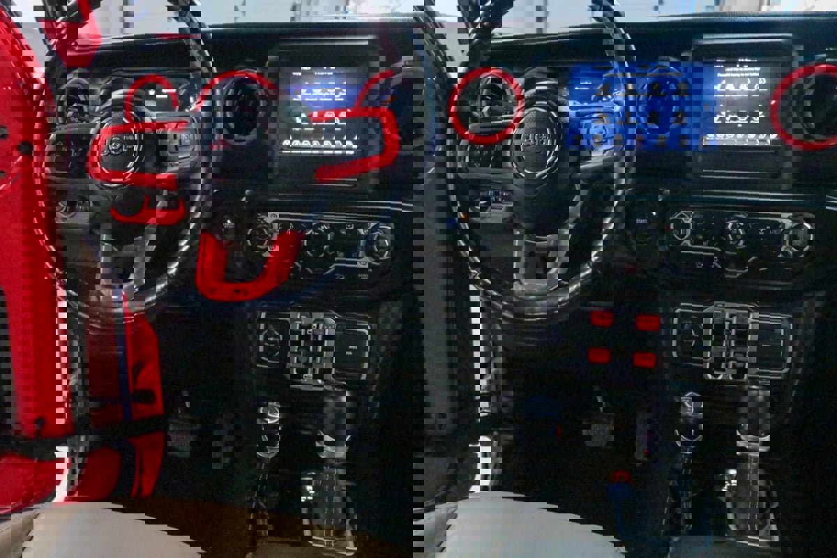 Used 2018 Jeep Wrangler Unlimited Sahara w/ Cold Weather Group image 28