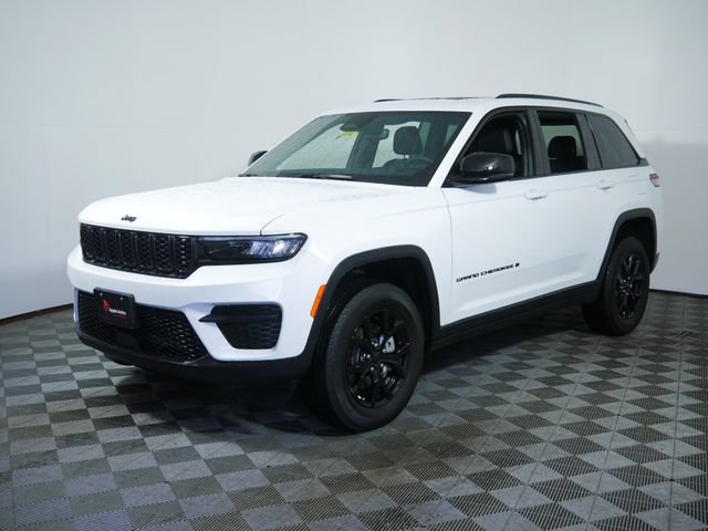 Used 2024 Jeep Grand Cherokee Altitude AWD/4WD image 2