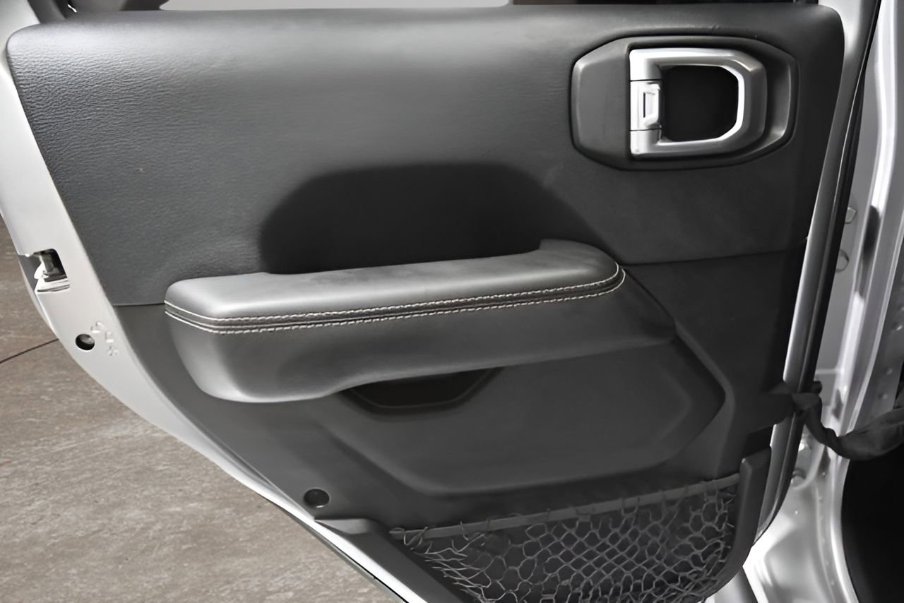 Used 2019 Jeep Wrangler Unlimited Sahara image 14