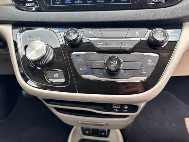 Used 2017 Chrysler Pacifica Touring FWD image 15