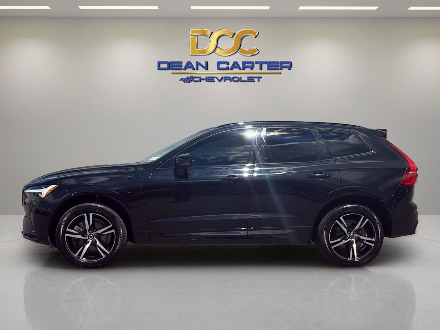 Used 2022 Volvo XC60 T8 R-Design w/ Climate Package AWD/4WD image 2