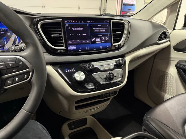 Used 2024 Chrysler Pacifica Touring-L image 21