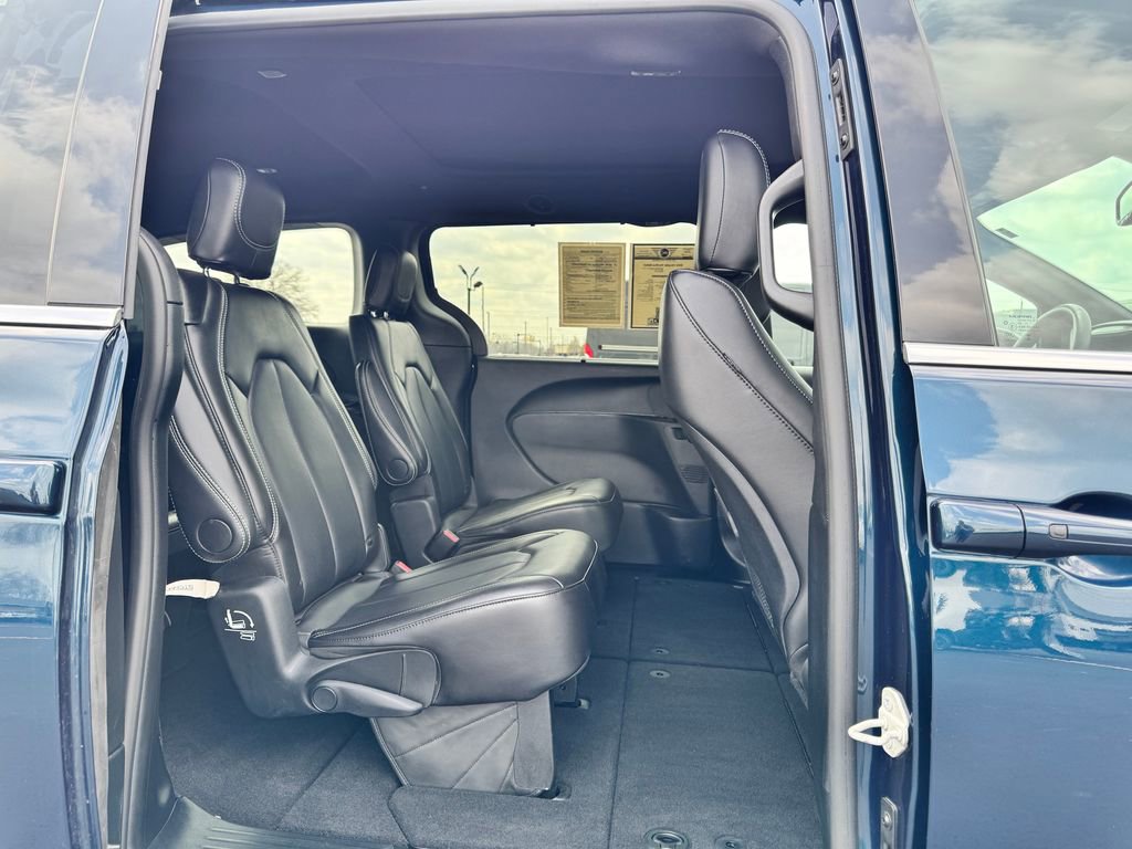 Used 2025 Chrysler Pacifica Select image 14