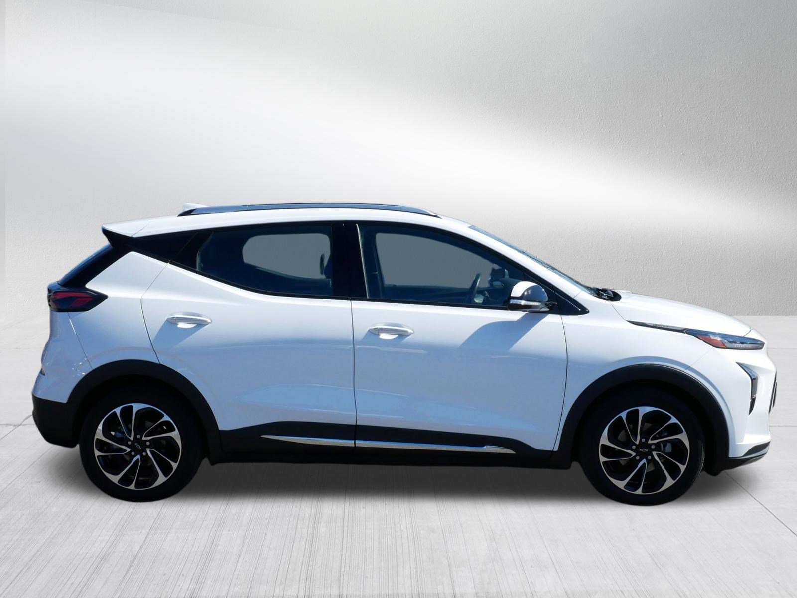 Used 2022 Chevrolet Bolt EUV Premier w/ Sun & Sound Package image 8