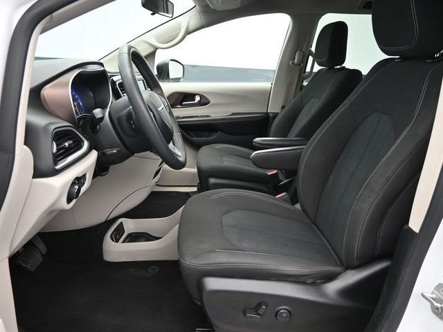 Used 2022 Chrysler Voyager LX image 25