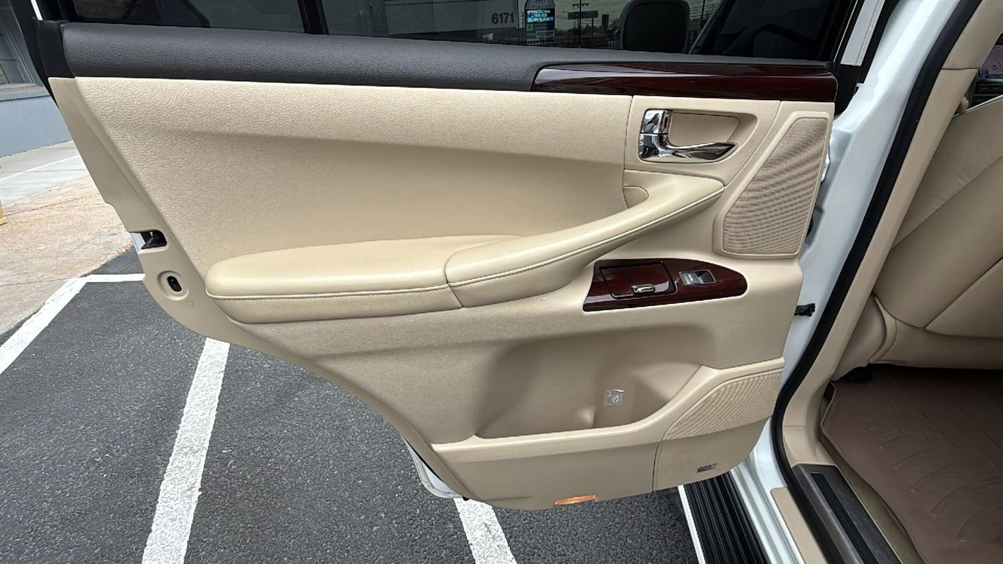 Used 2013 Lexus LX 570 4WD w/ Luxury Pkg image 11