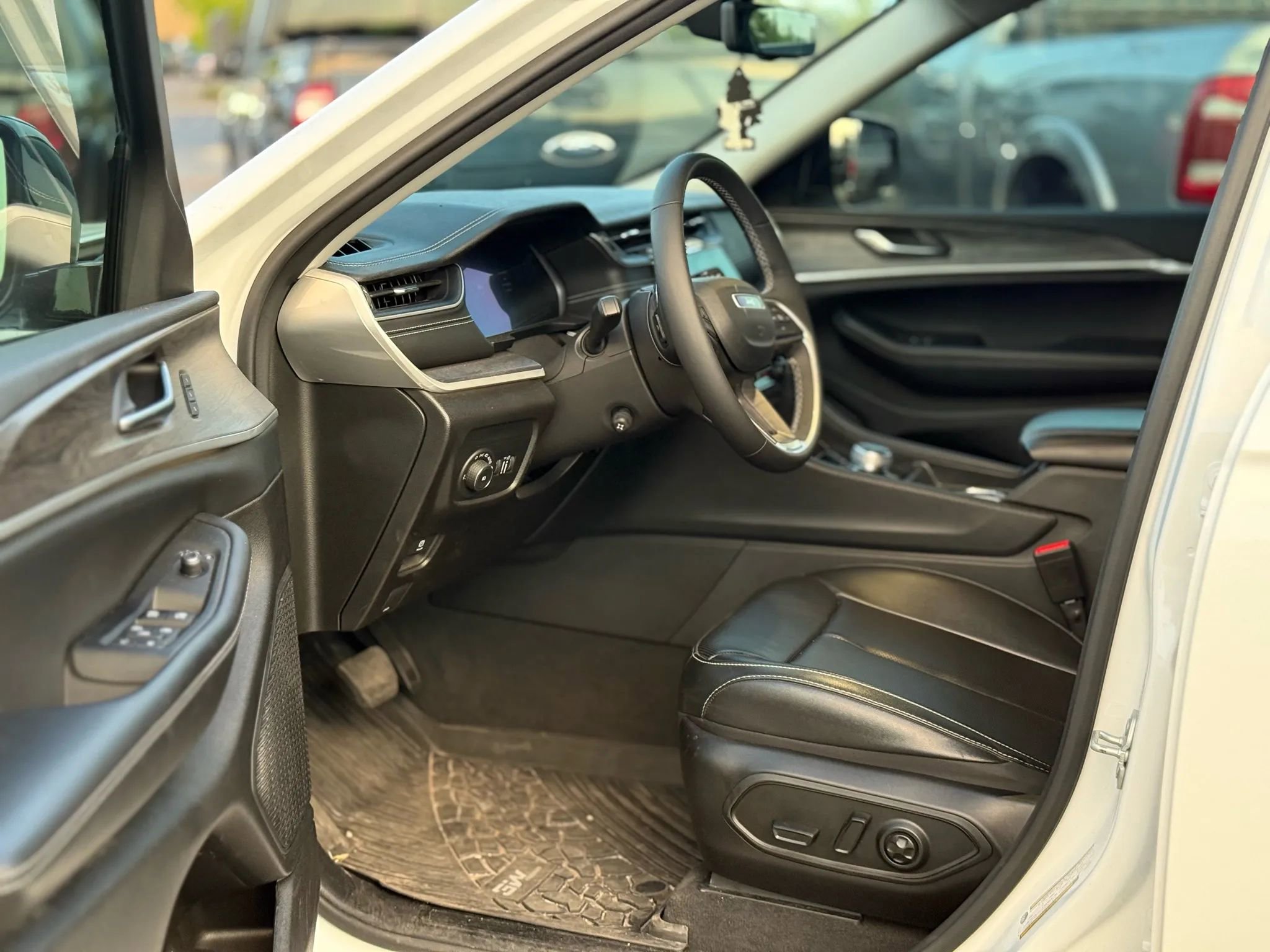 Used 2023 Jeep Grand Cherokee Limited w/ Luxury Tech Group II image 9