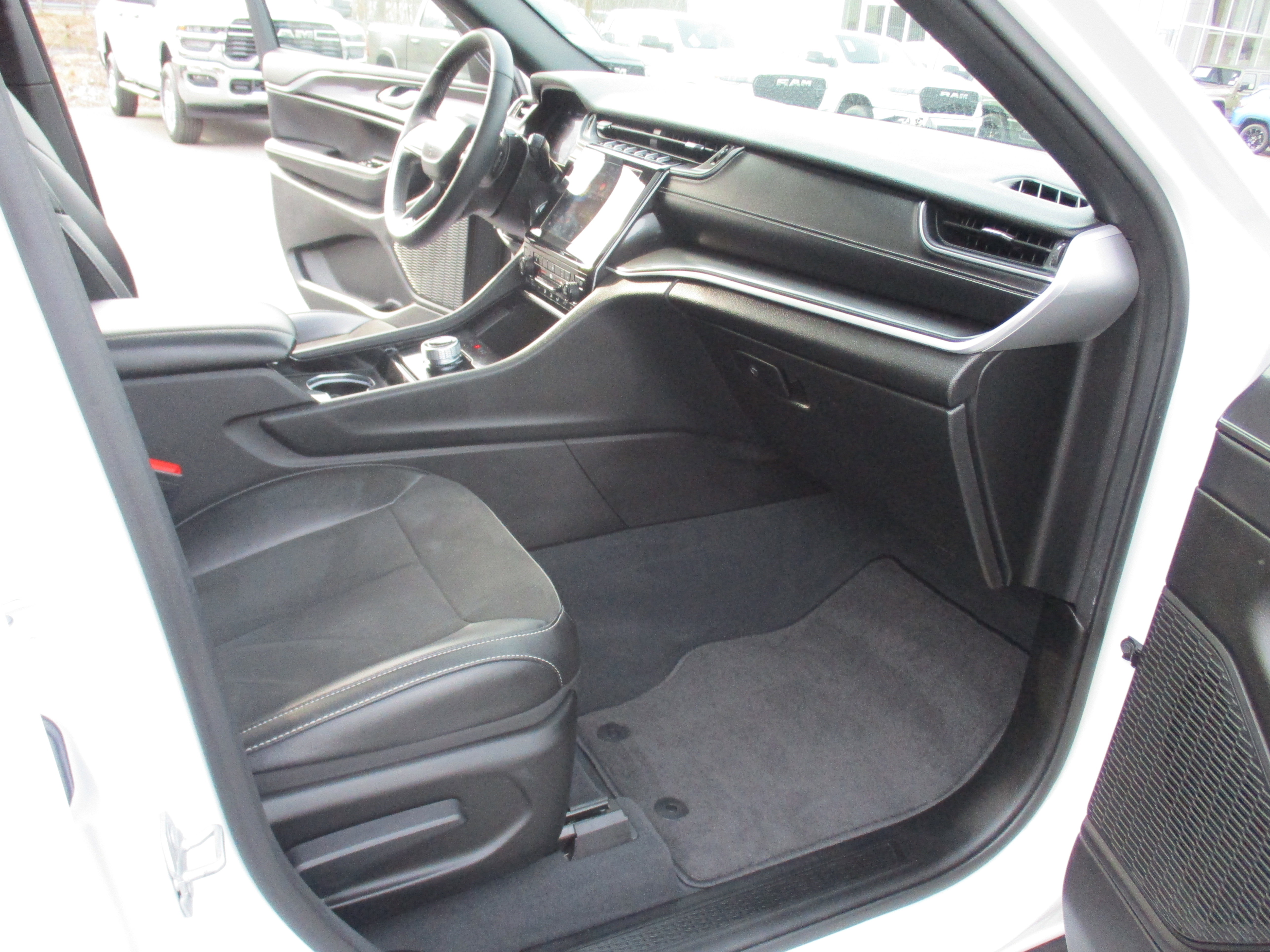 Certified 2023 Jeep Grand Cherokee Altitude image 16