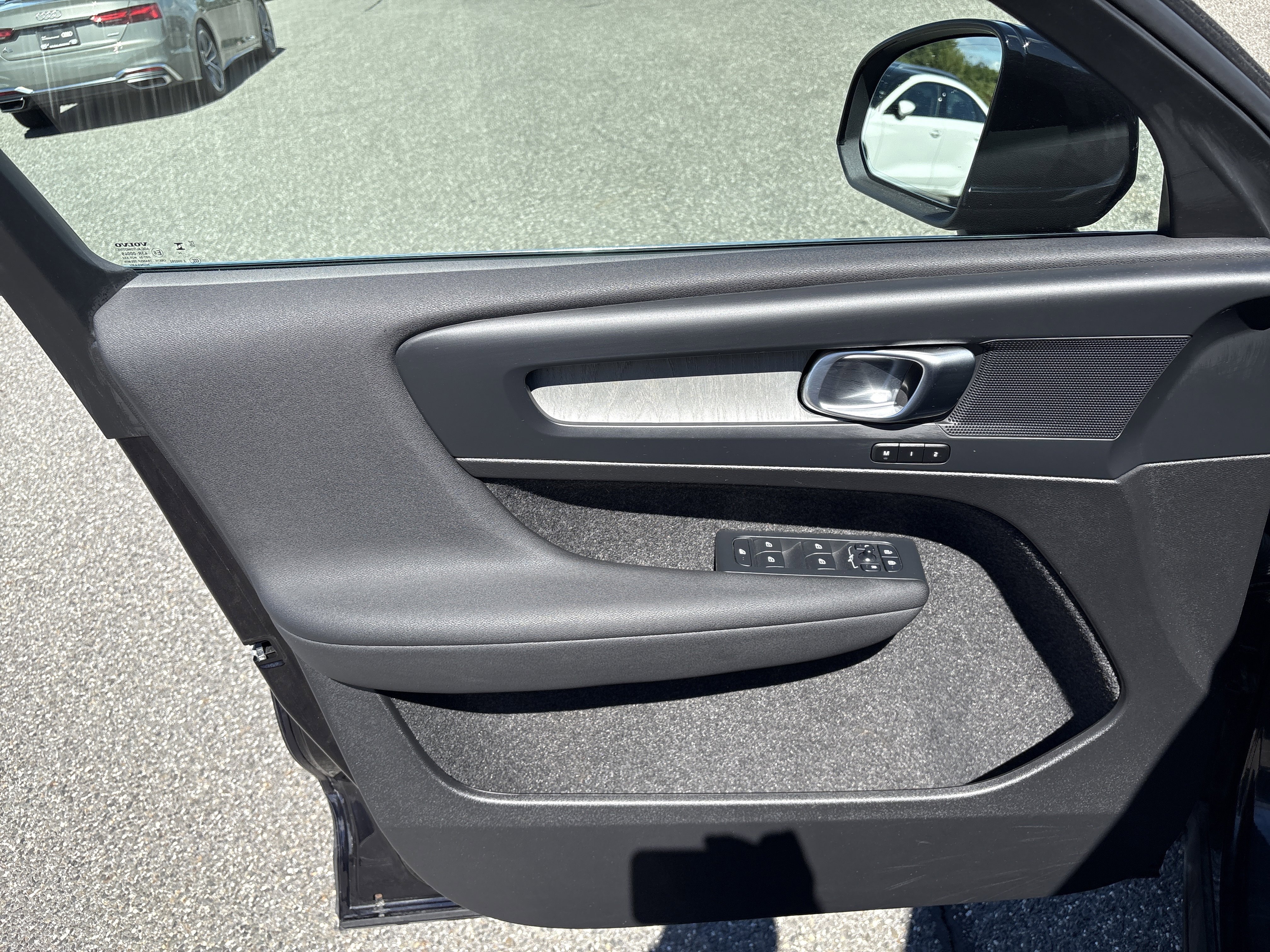 Certified 2025 Volvo XC40 B5 Plus image 5