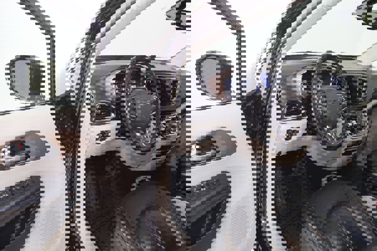 Used 2017 Chrysler Pacifica Touring-L image 45