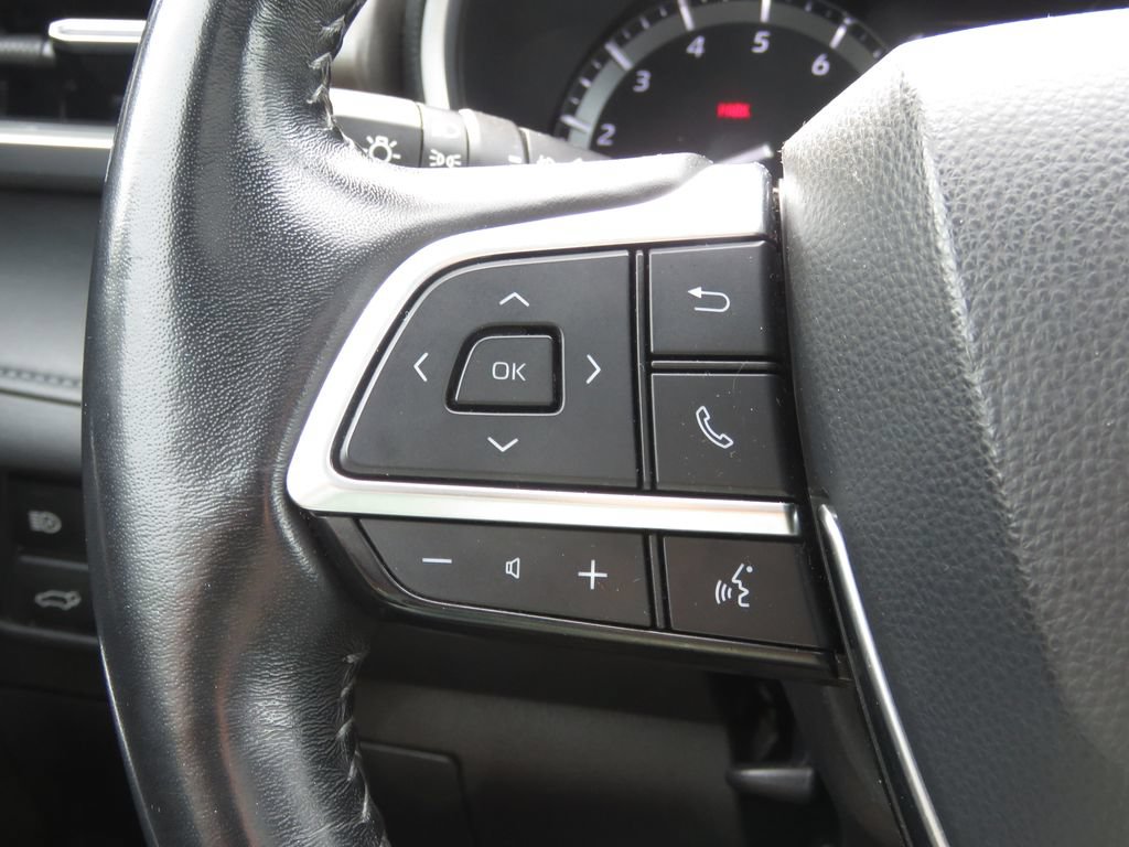 Used 2020 Toyota Highlander XLE AWD/4WD image 23